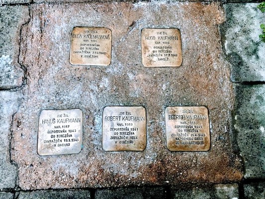 Den obětí holokaustu uctila Praha 4 čištěním Stolpersteine Obrázek 1